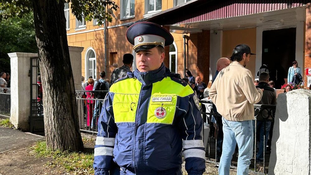Больше 2,8 тыс. полицейских работали в школах Челябинской области 1 сентября