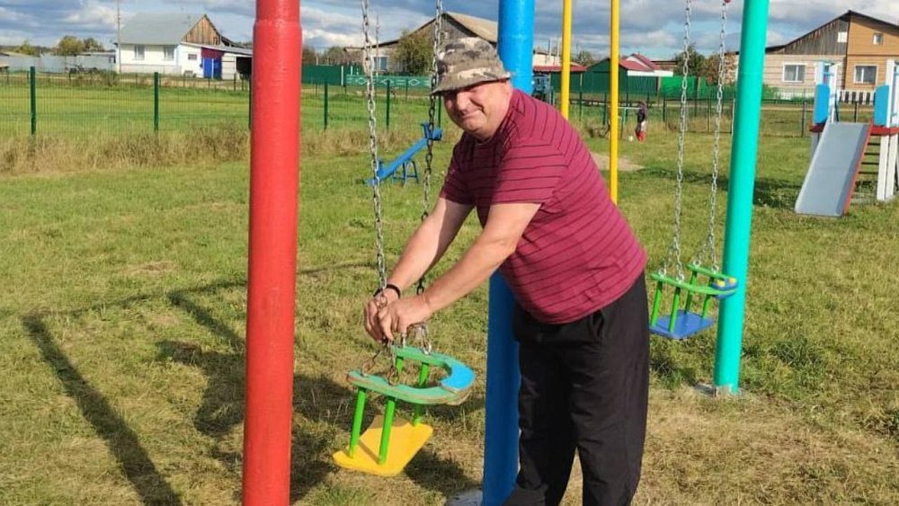 Южноуралец построил своими руками площадку для сельской детворы