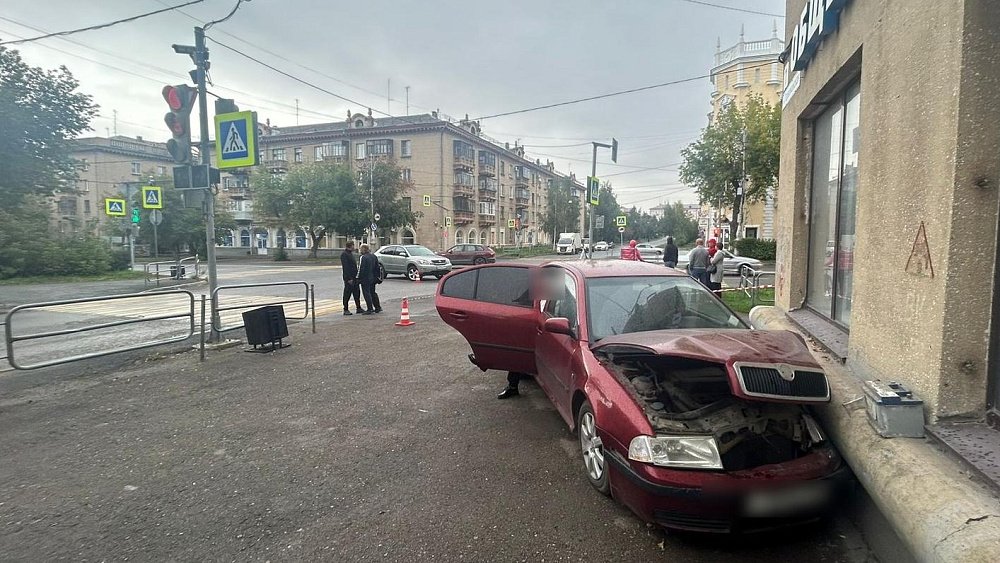 Легковушка врезалась в здание в Магнитогорске, пострадал 7‑месячный ребенок