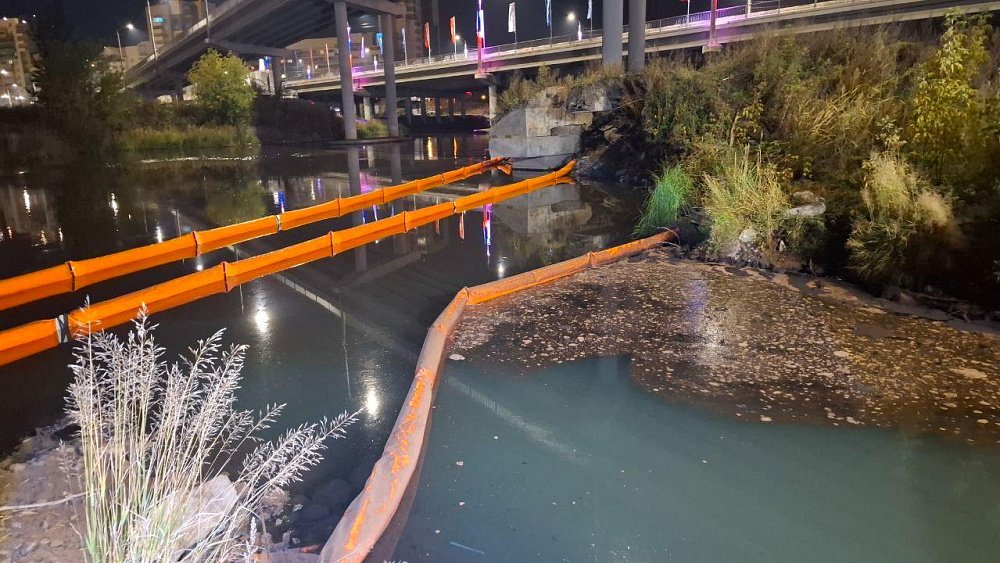 В Челябинске 5-й день ликвидируют масляные пятна на реке Миасс