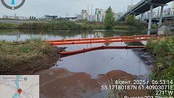 В Челябинске 5-й день ликвидируют масляные пятна на реке Миасс