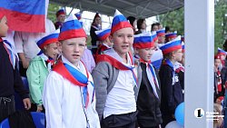 В поселке Саргазы построили большой стадион с футбольным полем