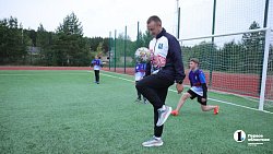 В поселке Саргазы построили большой стадион с футбольным полем