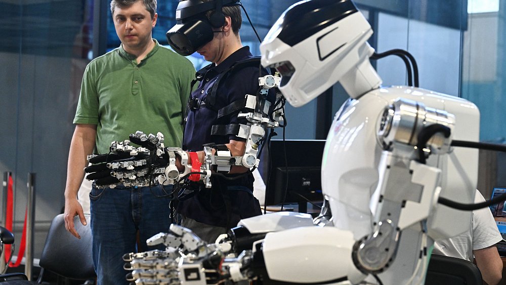 Космонавт Кирилл Песков исследует возможности магнитогорского робота «Марфа» после полета на МКС