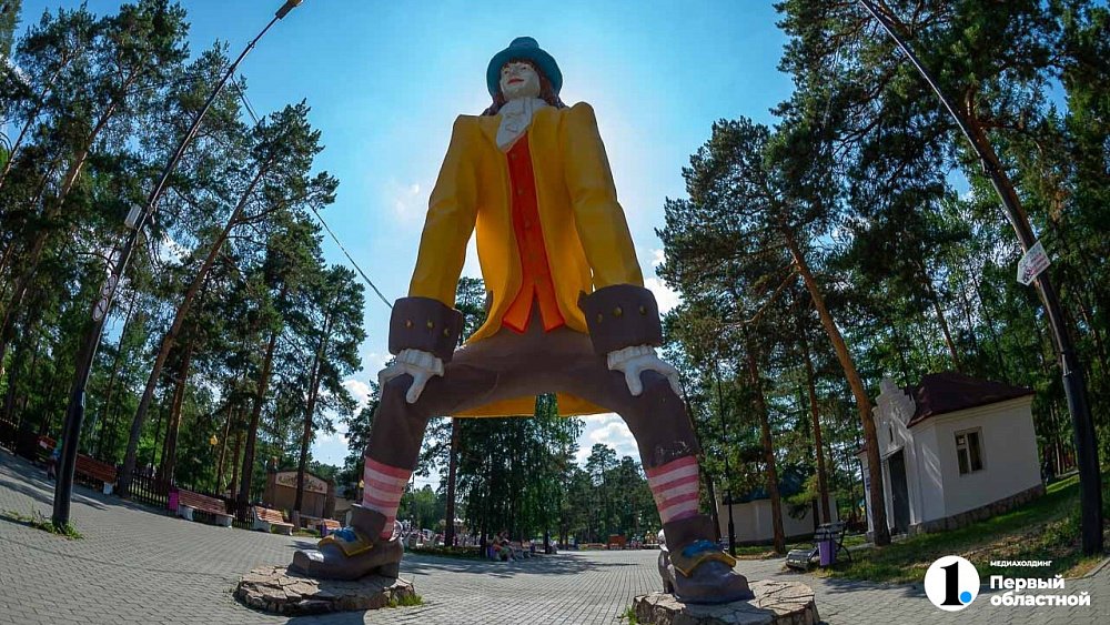 Лабубу, Громозека или Гулливер: мнения челябинцев о скульптуре в парке разделились