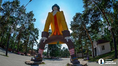 Лабубу, Громозека или Гулливер: мнения челябинцев о скульптуре в парке разделились