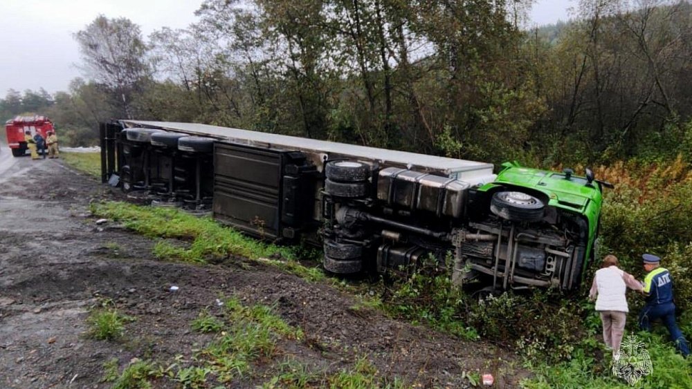 В цистерне, которая перевернулась на трассе М‑5 под Челябинском, был нашатырный спирт — МЧС