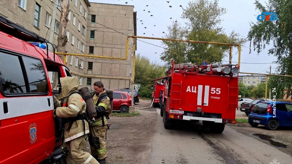 В Кременкуле вспыхнул трехэтажный дом