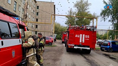 В Кременкуле вспыхнул трехэтажный дом