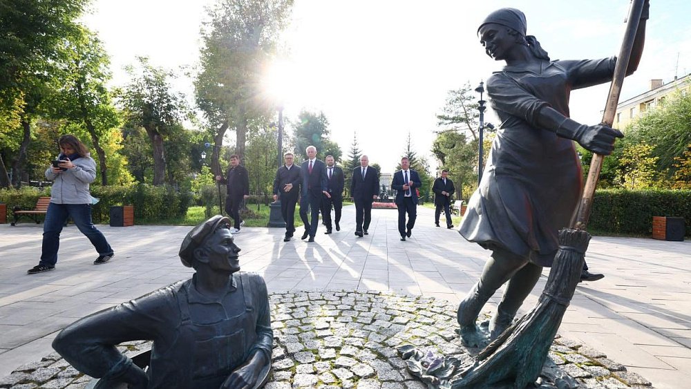 Обновленный сквер Металлургов в Магнитогорске осмотрел Алексей Текслер