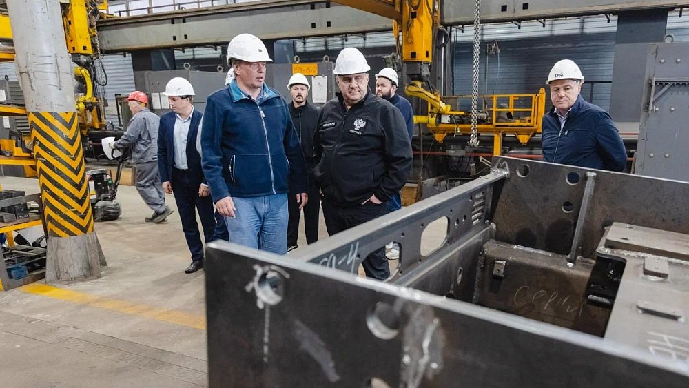 Глава Росавтодора ознакомился с челябинским машиностроением