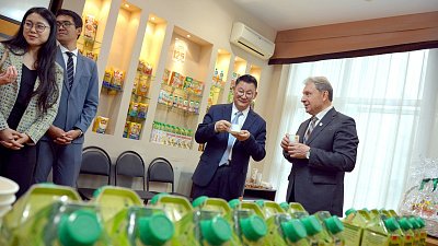 В Челябинске генконсулу Китая показали построенный китайскими специалистами цех