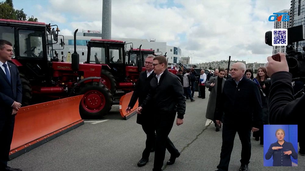 Губернатор Алексей Текслер передал коммунальную технику муниципалитетам