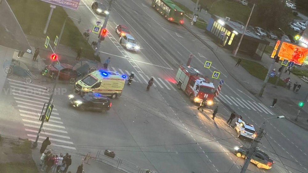 «Хендай Солярис» снес ограждение и припаркованные у дороги электросамокаты в Челябинске