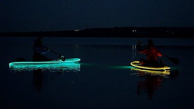 В Челябинске устраивают ночные прогулки на сапбордах
