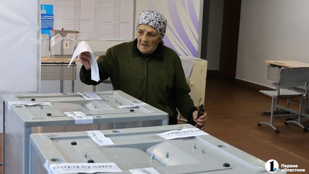 Челябинцы начали подходить на избирательные пункты ровно к восьми утра