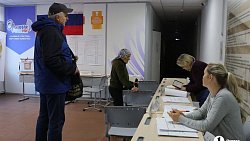 Челябинцы начали подходить на избирательные пункты ровно к восьми утра