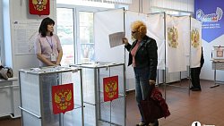 Челябинцы начали подходить на избирательные пункты ровно к восьми утра