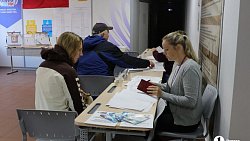 Челябинцы начали подходить на избирательные пункты ровно к восьми утра