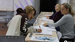 Челябинцы начали подходить на избирательные пункты ровно к восьми утра