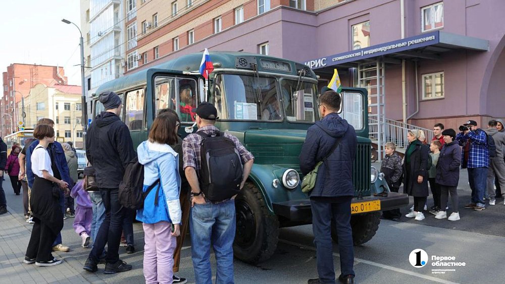 Челябинские транспортники добавили машин и красок в День города — 2025