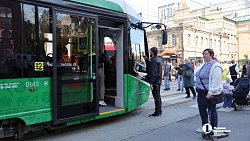 Челябинские транспортники добавили машин и красок в День города — 2025