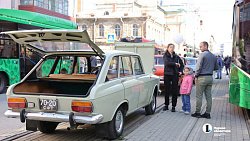 Челябинские транспортники добавили машин и красок в День города — 2025