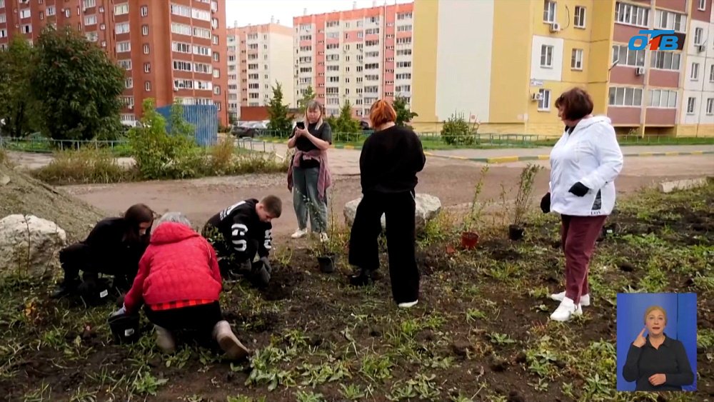 На Покровском бульваре в Копейске высаживают сотни новых деревьев
