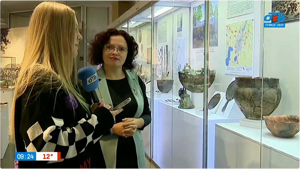 Монтаж выставки «И шли века под звон колокольчиков» в «Прямом включении»