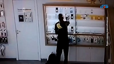 В Челябинске подросток совершил налет на салон сотовой связи