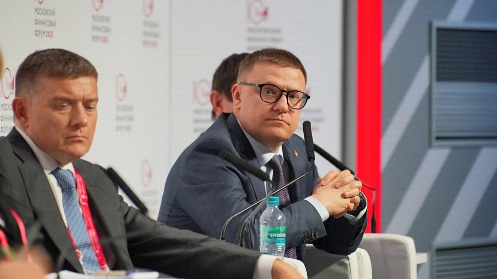 Алексей Текслер обсудил экономический рост регионов на финансовом форуме в Москве