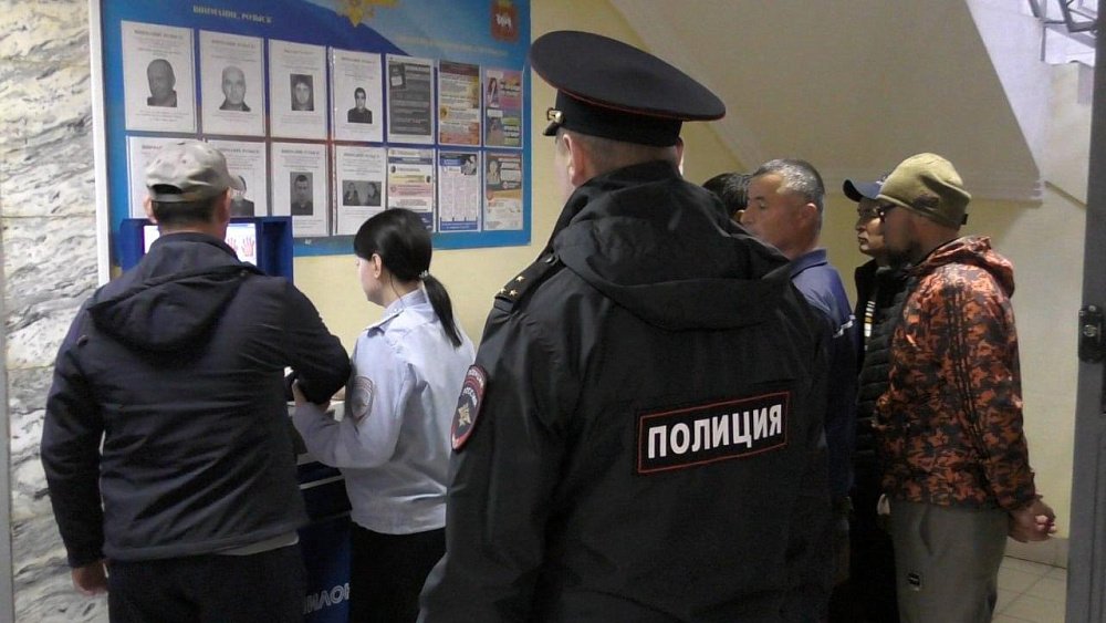 Молодая челябинка прописала у себя сразу 16 иностранцев