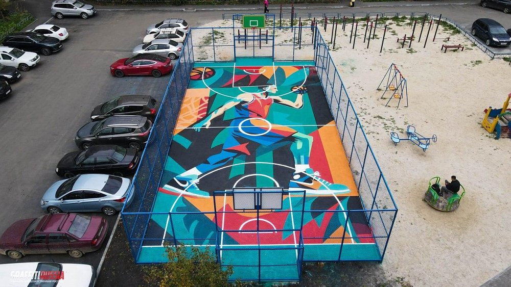 Новую баскетбольную площадку с граффити открыли в Ленинском районе Челябинска