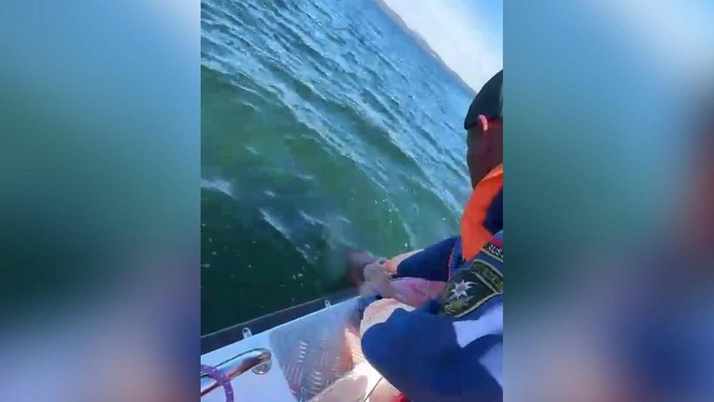 Инспекторы МЧС спасли тонущего на озере Тургояк мужчину