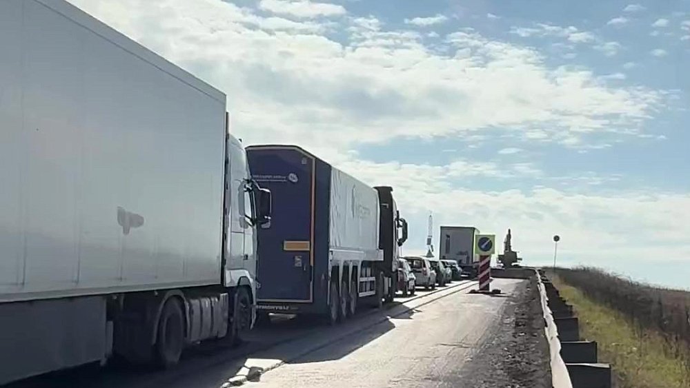 Многокилометровая пробка образовалась на трассе М‑5 в Челябинской области