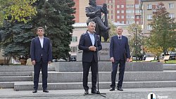 Сергей Безруков прилетел в Челябинск на открытие памятника Федору Плевако