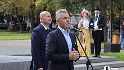 Сергей Безруков прилетел в Челябинск на открытие памятника Федору Плевако