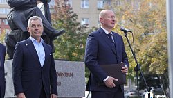 Сергей Безруков прилетел в Челябинск на открытие памятника Федору Плевако