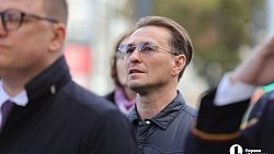 Сергей Безруков прилетел в Челябинск на открытие памятника Федору Плевако