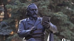 Сергей Безруков прилетел в Челябинск на открытие памятника Федору Плевако