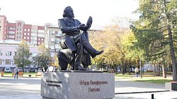 Сергей Безруков прилетел в Челябинск на открытие памятника Федору Плевако