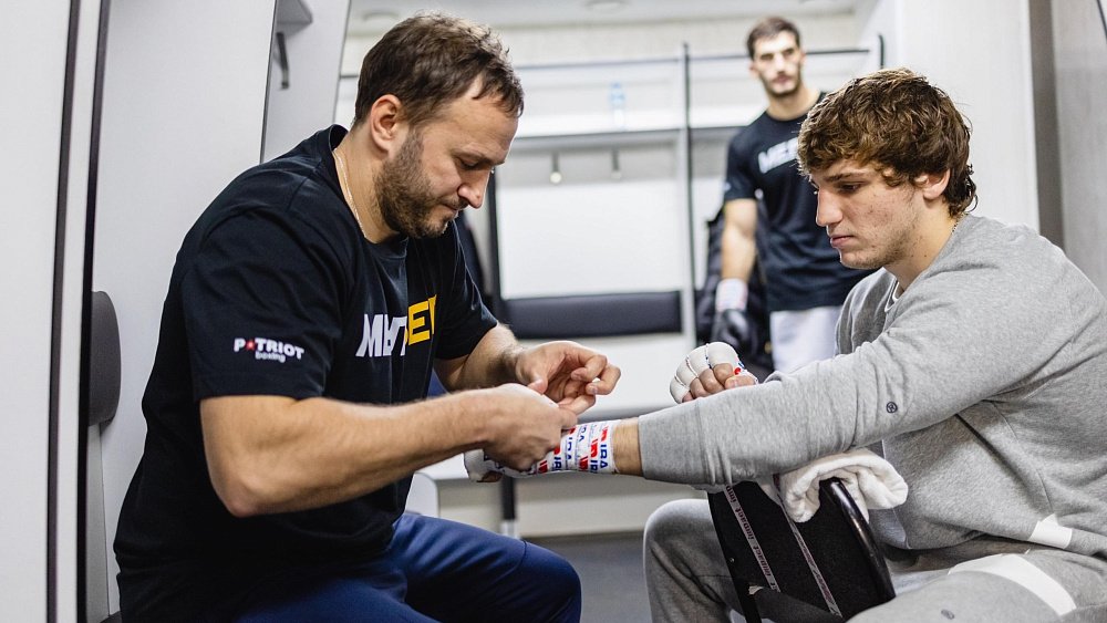 Боксер Тимур Бибилов выиграл у соперника из Нигерии на турнире «Дерись и побеждай»