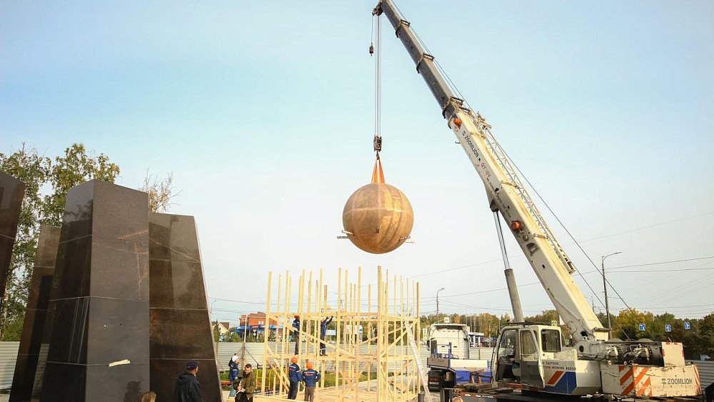 Фигуры двух архангелов и шар привезли в Челябинск для 17‑метровой скульптуры