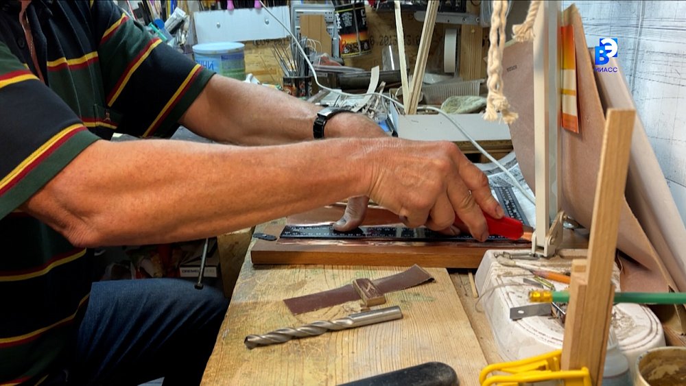 Житель Миасса собирает вручную модели кораблей