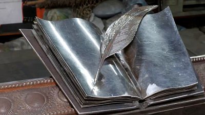 Кузнец из Копейска создает шедевры из металла