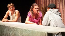 Что делать, если тебя не ждут дома: в Челябинском Молодежном театре рассуждают о судьбе освободившихся заключенных