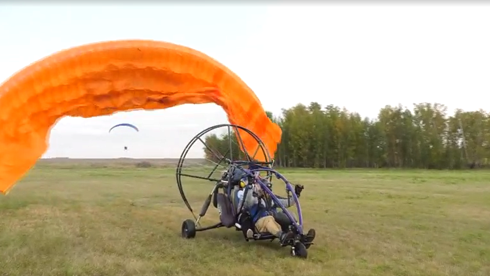 Копейчанин осуществил мечту о небе и освоил полеты на паралете