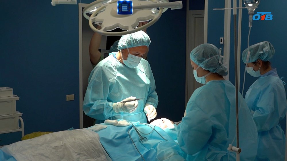 Александр Пухов бесплатно проведет операцию девочке из детского дома