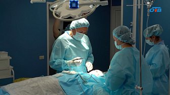 Александр Пухов бесплатно проведет операцию девочке из детского дома