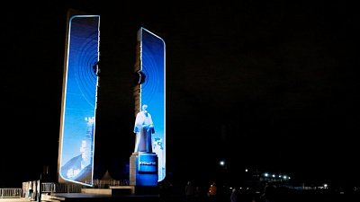 В Челябинске несколько дней на памятнике Курчатову показывали световое шоу